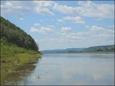 Géographie : 
S'étendant sur 4 354 km, le fleuve Amour est le 5e fleuve d'Asie. Combien de pays traverse-t-il ?