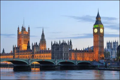 Dans quel pays se situe cette capitale ?