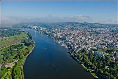 Elle n'a pas vraiment été une capitale, mais un régime s'y installa durant la guerre.
Quelle est cette ville ?