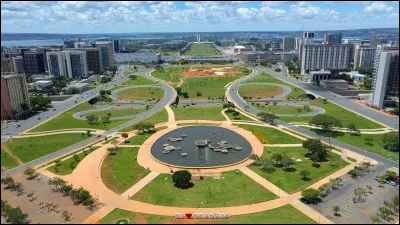 Dans quel pays se situe cette capitale ?