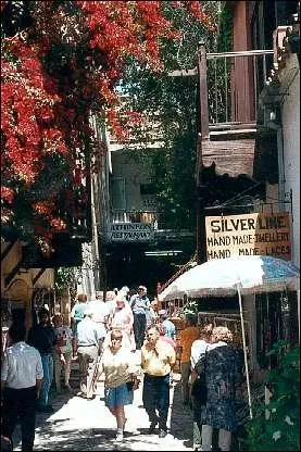 Le quartier Laki Yitonia est le quartier piton et populaire de la vieille ville. Une zone pitonne dans une ville est plus  caractre...