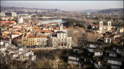 Quelle lettre faut-il changer &agrave; cette ville du sud de Lyon, bord&eacute;e par le Rh&ocirc;ne, pour obtenir une ville normande, situ&eacute;e &agrave; la limite de l'&Icirc;le de France ?