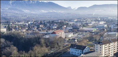 Quelle lettre faut-il changer au nom d'une ville du d&eacute;partement de l'Aube, bord&eacute;e par la Seine, pour obtenir cette ville de Haute Savoie ?