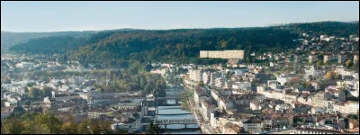 Quelle lettre faut-il changer au nom d'une ville de Seine-Saint-Denis pour obtenir cette ville de Lorraine, chef-lieu du d&eacute;partement des Vosges ?