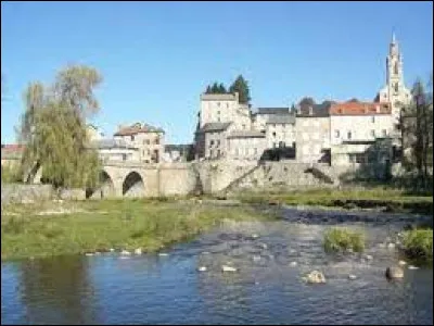 Quelle lettre faut-il changer au nom de cette petite ville de Haute-Loire, situ&eacute;e sur les hauteurs du Velay et travers&eacute;e par le Lignon, pour obtenir une ville des Alpes-Maritimes, situ&eacute;e dans l'arri&egrave;re-pays, entre Nice et Grasse ?