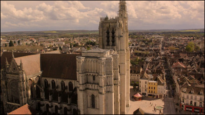 Commençons par une ville minière du Pas-de-Calais : quelle lettre faut-il changer à son nom pour obtenir cette ville de l'Yonne connue pour sa cathédrale gothique ?