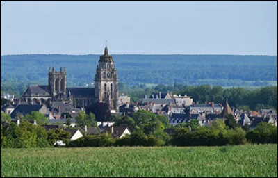 Quelle lettre faut-il changer au nom d'une ville de l'Indre, travers&eacute;e par la Creuse, pour obtenir cette ville normande situ&eacute;e dans l'Orne ?