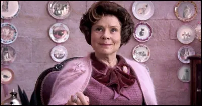 Dans ''Harry Potter et les Reliques de la mort'' 2e partie, qui Dolores Ombrage accuse-t-elle d'avoir volé une baguette magique pour faire croire qu'elle était sorcière ?