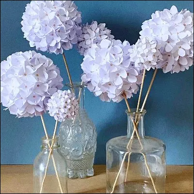 Quel type de papier utilise-t-on généralement pour faire des fleurs en papier ?