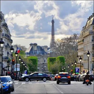Quel monument parisien se situe au sommet de la montagne Sainte-Geneviève au bout de la rue Soufflot ?