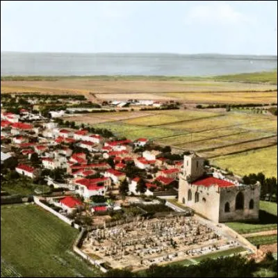 Quel plat mélangeant fruits de mer et épices orientales a été inventé dans le village dEsnandes, près de La Rochelle ?