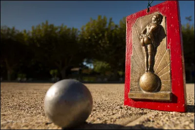 Qui embrasse-t-on à la pétanque, lorsque le score final est de 13 à 0 en notre défaveur ?