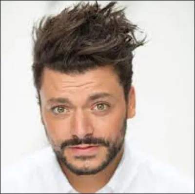 Avec des textes liés à l'adolescence, en quelle année Kev Adams est-il repéré ?