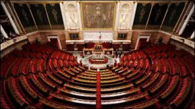 Politique : Comment appelle-t-on une salle ou lieu semi-circulaire, garni de gradins destinés à recevoir des spectateurs, des auditeurs, les membres d'une assemblée ?