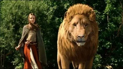 Comment s'appelle cette fille  ct du lion ?