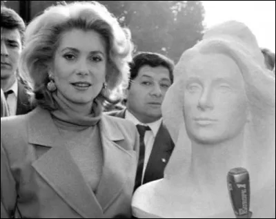 Comment Coluche surnommait-il Pierre Lescure en parlant de la Marianne républicaine, à l'époque représentée par Catherine Deneuve ?