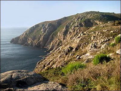 Dans quel pays se trouve le cap Finisterre, un promontoire de granit d'une longueur de 600 m&egrave;tres ?