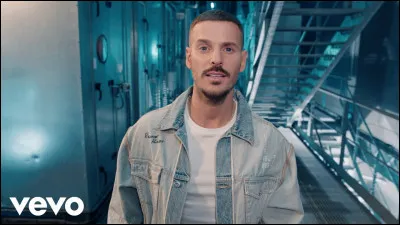 Lui-même attiré par le football, il commence à jouer dans le club de...