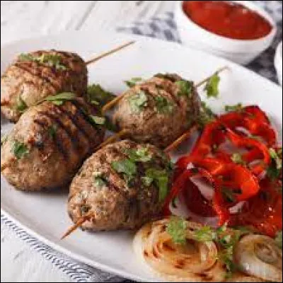 Gastronomie : Regardez à l'image, vous y voyez une préparation à base de viande et d’épices de forme ovoïde, que l'on sert au notamment au Maghreb. Comment s'appelle-ce plat ?