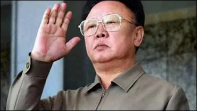 Histoire : Qui était ce chef d'État nord-coréen qui dirigea son pays d'une main de fer de 1994 jusqu'à sa mort en 2011 ?