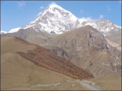 Comment nomme-t-on cette route de col, permettant de relier la Géorgie et la Russie en traversant la chaîne du Caucase du Nord, qui constitue un axe de communication essentiel pour tout le Caucase, mais aussi pour relier la Russie au Moyen-Orient ?