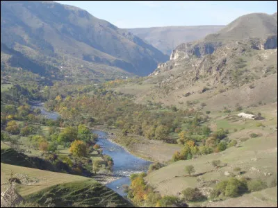 Avec quel alphabet la langue géorgienne s'écrit-elle ?