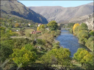 Quelle fleuve traverse le pays d'Ouest en Est en arrosant notamment la capitale, Tbilissi ?