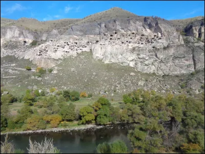 Le long de cette rivière se trouve une ville troglodyte du Moyen-Âge, chef-duvre d'architecture avec plus de 3 000 grottes creusées dans la falaise dont des habitations, une église, une pharmacie,... Quel est le nom de ce site remarquable ?