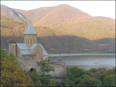 Parlons à présent de religion. La Géorgie est chrétienne depuis le quatrième siècle de notre ère. Quelle branche du christianisme y est pratiquée ?