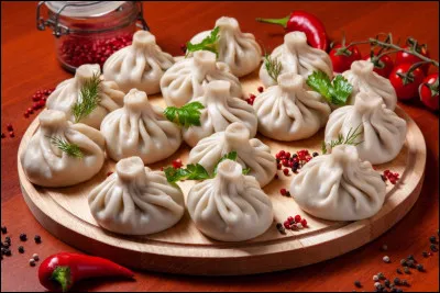 Restons dans la gastronomie puisqu'un voyage passe toujours aussi par l'assiette. Voici les khinkalis, de gros raviolis farcis à la viande de porc, buf ou agneau et aromatisés aux herbes. Comment les mangerez-vous si vous ne voulez pas passer pour un enfant ou pour un touriste ?