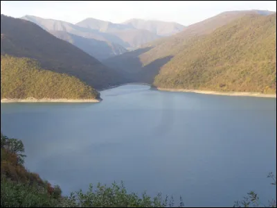 Quelles sont ces deux Républiques pro-russes du Nord de la Géorgie qui ont fait sécession et déclaré leur indépendance en 1992, les faisant depuis lors échapper au contrôle de l'État géorgien ?