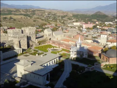 Par sa situation géographique aux confins de l'Empire russe, le sud-ouest géorgien fut le théâtre de nombreuses guerres au cours des siècles avec l'Empire ottoman voisin. Tantôt russe, tantôt ottomane, quelle est cette magnifique forteresse, sise dans le centre historique de la ville d'Akhaltsikhé, qui mélange les architectures turques et russe et fut totalement rénovée en 2011 ?