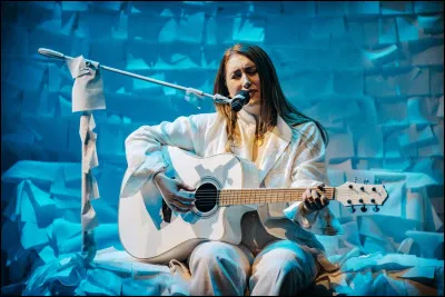 La chanson arménienne connaît un succès après le concours. Cite le nom de cette chanson.