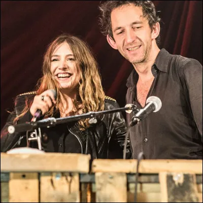 Qui sont ce fr&egrave;re et sa soeur, Arthur et Izia, auteurs-compositeurs-interpr&egrave;tes et musiciens ?