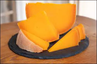 De quel pays est originaire la mimolette, un fromage à la chair orangée ?
