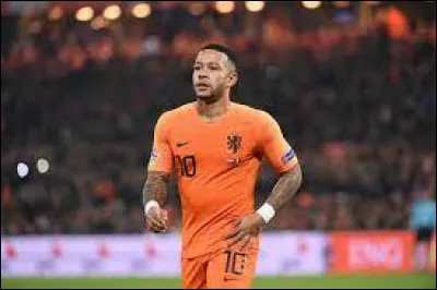 Dans quel pays l'équipe nationale de football porte un maillot de couleur orange ?