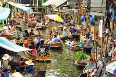 Comment se nomme un marché où les marchandises sont vendues depuis un bateau ?