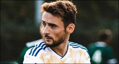 Ce youtubeur sort des vidéos où lui et ses amis réalisent des défis de foot face à sa caméra. Qui est-ce ?