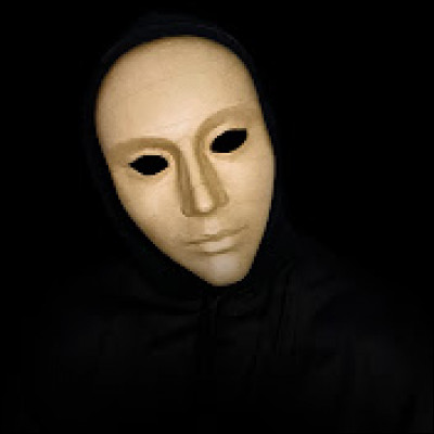 Mon premier est une manière courante et pourtant facile d'appeler quelqu'un d'atteint mentalement. Mon dernier est une note de musique. Mon tout est un youtubeur décryptant les potins sur certains réseaux. Qui est-ce ?