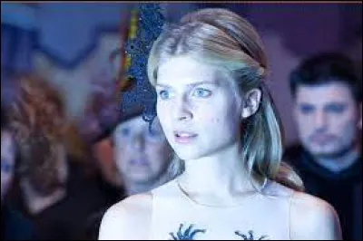 Elle s'appelle "Fleur" et c'est un personnage de la saga Harry Potter. Quel est son nom de famille