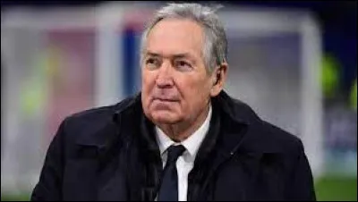 Dans quel sport Gérard Houllier se fit-il connaître comme entraîneur ?