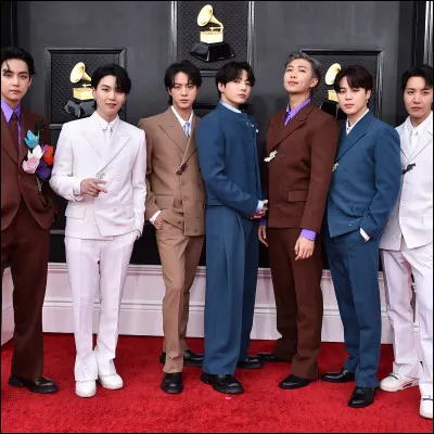 Quel est le groupe de K-pop que l'on voit sur l'image ?