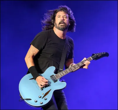 Qui est ce Dave, musicien américain, multi-instrumentiste jouant de la guitare, de la batterie, du piano, du xylophone, des percussions dans des compositions à base de rock alternatif, de grunge et de heavy metal ?