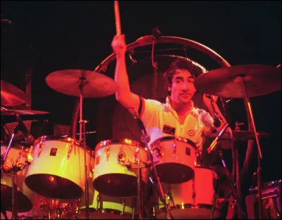 Qui est ce Keith, musicien britannique, batteur du groupe de rock The Who, il a révolutionné la façon de jouer de la batterie ?
