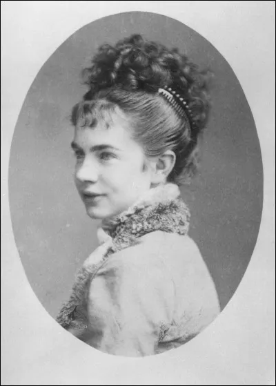 Par qui est élevée Gisèle d'Autriche ?