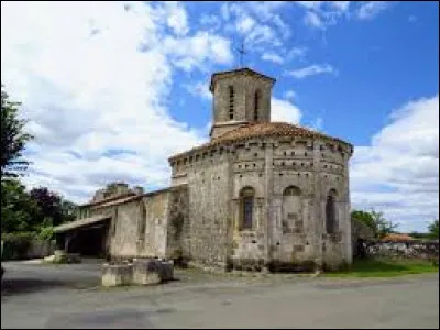 Vous avez sur cette image l'église Notre-Dame, à Clavé. Commune de l'arrondissement de Parthenay, elle se situe dans le département ...