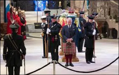 En quelle année la reine Elizabeth II a-t-elle perdu sa mère et Margaret ?