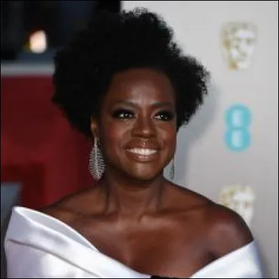 Quelle comédienne prête régulièrement sa voix à l'actrice Viola Davis ?