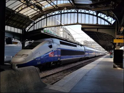 Quelle comédienne française est connue pour être "la voix de la SNCF" ?