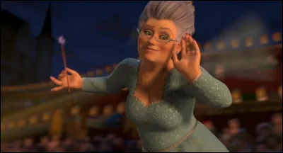 Quelle comédienne est reconnaissable pour prêter sa voix au personnage de Marraine la Bonne Fée dans les films "Shrek" ?